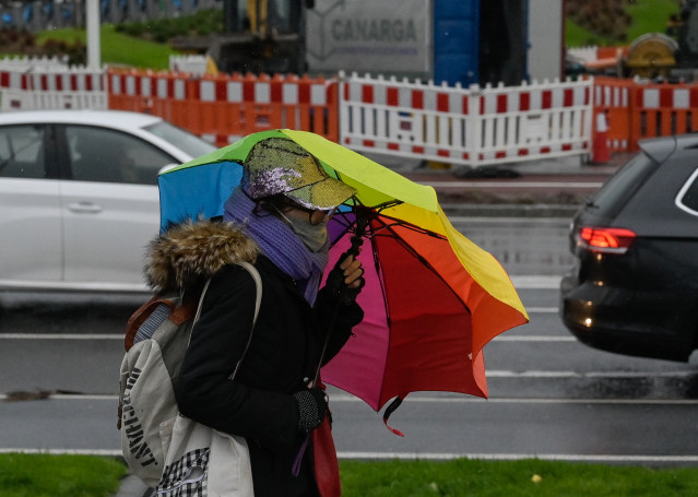 Una mujer agarra un paraguas tras el paso de la borrasca Gérard, a 16 de enero de 2023, en A Coruña, Galicia (España). La borrasca Gérard, séptima de la temporada, se adelanta a la borrasca Fien y ha afectado hoy a España con viento, oleaje, nevadas y llu