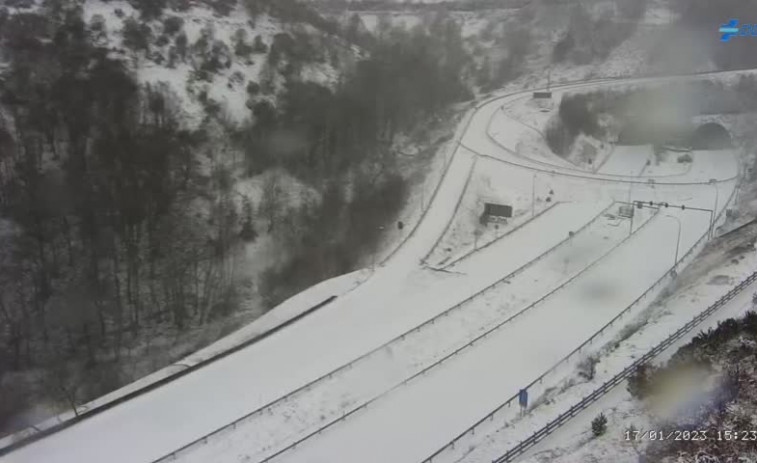 La nieve dificulta el tráfico en carreteras de Galicia como la A6 y hay inundaciones en A Terra Cha