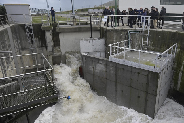 Archivo - El conselleiro de Economía, Francisco Conde, y otras autoridades en la Edar de Bens