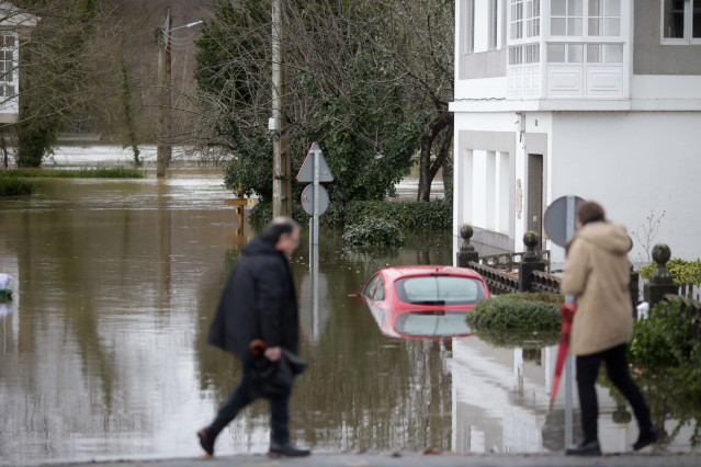 Vista de un coche inundado, a 17 de enero de 2023, en Begonte, Lugo, Galicia (España).