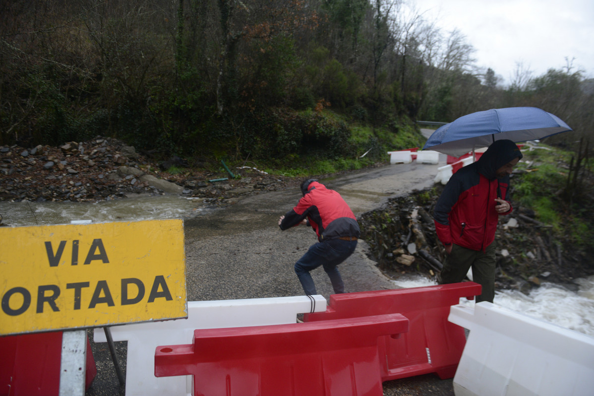La crecida del arroyo Pereanes obliga a cortar el acceso que le quedaba al pueblo de San Vicente de Leira, a 16 de enero de 2023, en Vilamartín de Valdeorras, Ourense, Galicia (España). La borrasca 