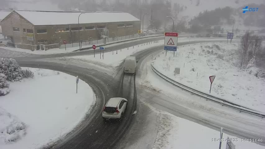 Nieve en la conexiu00f3n entre la A6 y la Nacional 6 a la altura de O Cebreiro el miu00e9rcoles en torno a las diez de la mau00f1ana en una imagen de la DGT