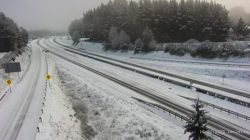 Nieve en la A6 el miu00e9rcoles en torno a las diez de la mau00f1ana en una imagen de la DGT