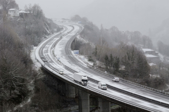 Varios coches circulan por carreteras nevadas, a 17 de enero de 2023, en Pedrafita do Cebreiro, Lugo, Galicia (España).