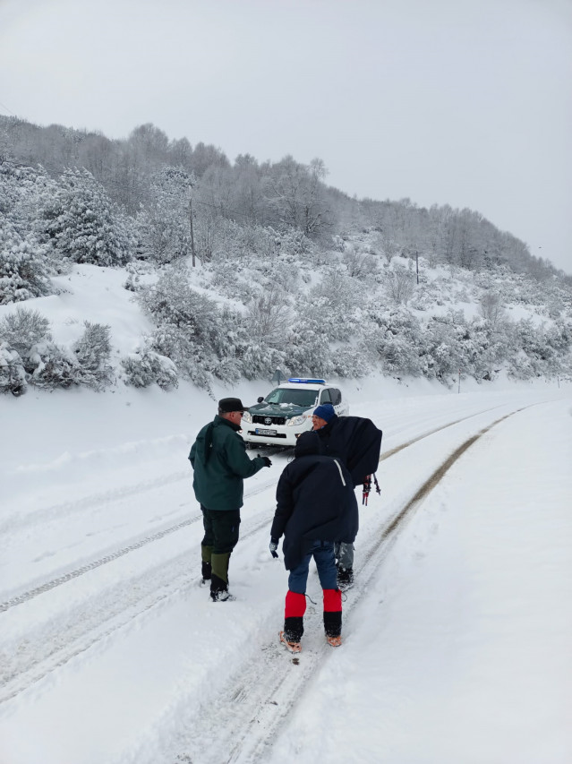 Peregrinos en Pedrafita do Cebreiro en pleno temporal de nieve