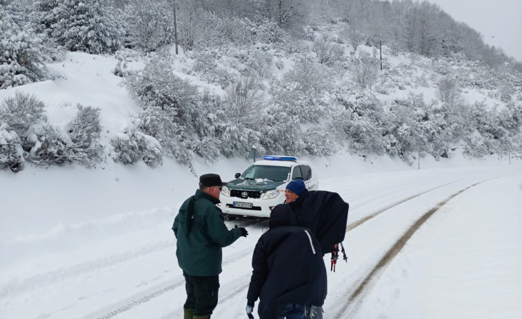 Dos peregrinos empeñados en completar el Camiño llueva o nieve, atravesando la ventisca en Pedrafita