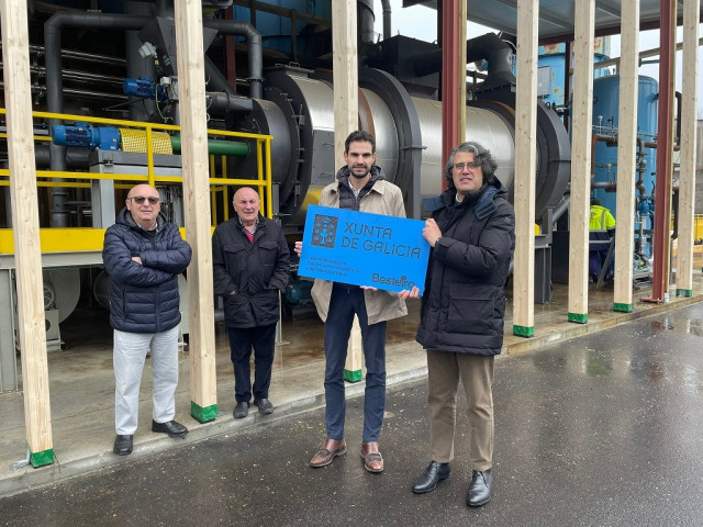 El director xeral de Planificación Enerxética e Recursos Naturais, Pablo Fernández Vila, visita Maderas Besteiro en Friol (Lugo)