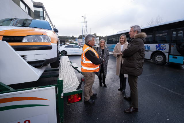 El presidente de la Xunta, Alfonso Rueda, junto a la conselleira de Política Social, Fabiola García, visita una autoescuela en Culleredo (A Coruña)