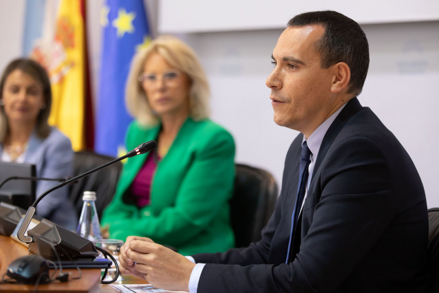 Archivo - El director xeral de Persoas con Discapacidade, Fernando Gonzalez Abeijón, comparece en comision parlamentaria.