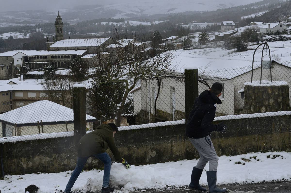 Varios niños juegan con la nieve, a 18 de enero de 2023, en  Xunqueira de Espadanedo, Ourense, Galicia (España). La Dirección General de Emergencias e Interior de la Vicepresidencia Segunda de la X