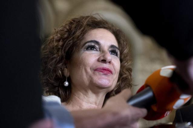 La ministra de Hacienda y Función Pública, María Jesús  Montero, atiende a los medios durante la Gala del Destino Turístico 'Provincia de Sevilla', con motivo de celebración de la Feria Internacional del Turismo (FITUR), en el Real Casino de Madrid, a 17