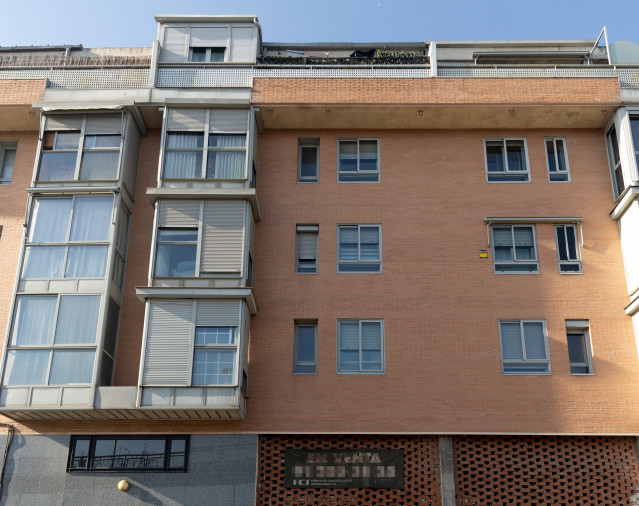 Vista de un cartel en venta en un edificio, a 28 de diciembre de 2022, en Madrid (España). El real decreto de ayudas económicas para hacer frente a la subida de los precios prorroga la subida máxima del 2% de los alquileres de vivienda hasta el 31 de dici