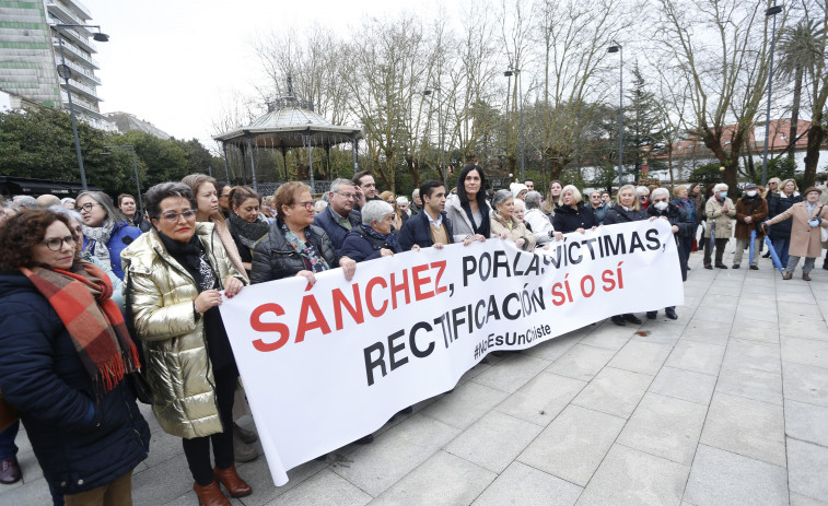 La campaña #NoEsUnChiste del PP contra la Ley del Solo Sí es Sí reúne a un centenar de personas en Ferrol