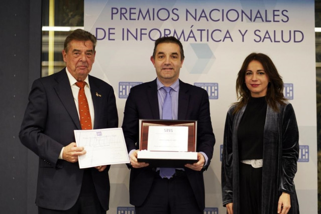 El subdirector de Tecnoloxías de la Consellería de Sanidade, Benigno Rosón, recibe el Premio Nacional de Informática y Salud.