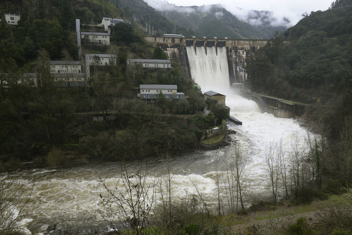 Estado de la presa de Os Peares, a 20 de enero de 2023, en Os Peares, A Peroxa, Ourense, Galicia (España). El elevado caudal del río Miño a su paso por el municipio ourensano de A Peroxa ha obligad