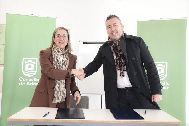 En Brión, la conselleira de Infraestruturas e Mobilidade, Ethel Vázquez, y el alcalde de Brión, Pablo Lago, firman el convenio de colaboración para el acondicionamiento de un tramo de la carretera AC-543.