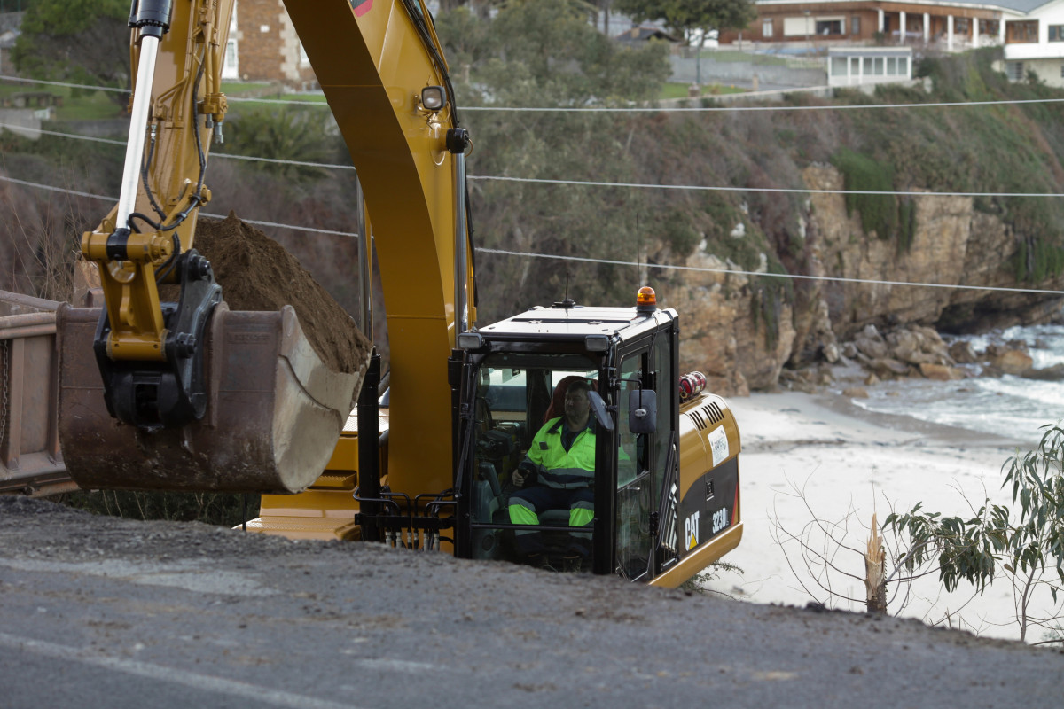 Una grúa en la carretera N-642, a 21 de enero de 2023, en Lugo, Galicia.