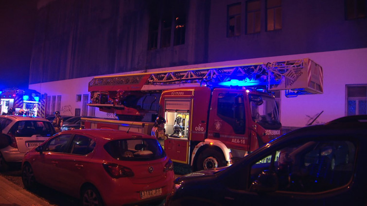 Extinguen un incendio en una nave abandonada en Vigo