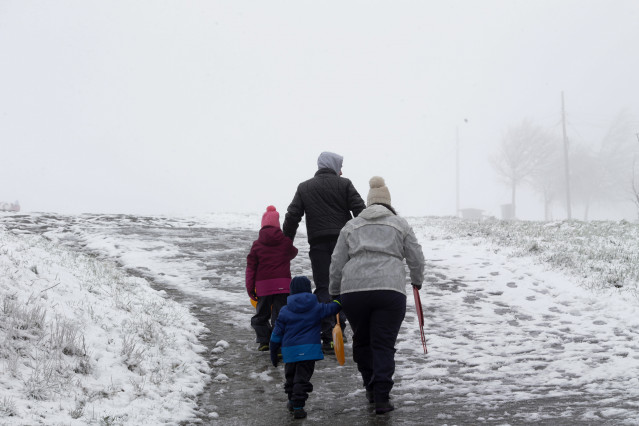 Una familia llega a la parroquia de O Cebreiro para disfrutar de la nieve, a 15 de enero de 2023, en Pedrafita do Cebreiro, Lugo, Galicia, (España).
