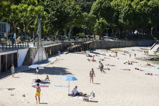 Archivo - Varias personas se bañan y toman el sol en una playa del municipio de Marín, a 5 de junio de 2021, en Marín, Pontevedra, Galicia, (España). El aumento de las temperaturas y la progresiva mejora de la situación epidemiológica ha colaborado en que