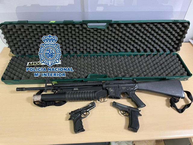 Armas localizadas en el registro del domicilio del hombre detenido por el atraco de Vilagarcía.