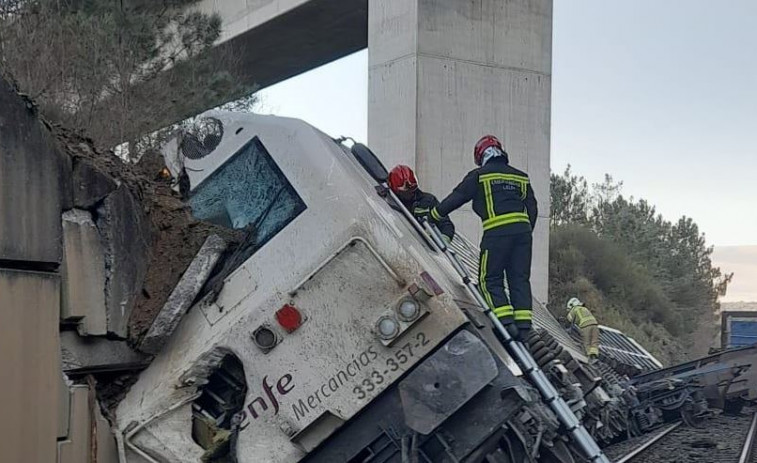 Accidente de tren en Lalín deja varios vagones descarrilados y al maquinista atrapado