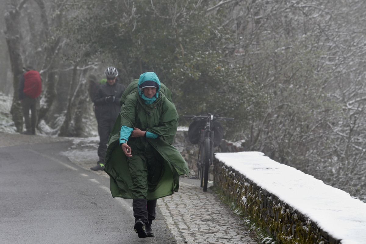Archivo - Varios peregrinos llegan a O Cebreiro con nieve, a 20 de abril de 2022, en O Cebreiro, Lugo, Galicia (España). Después de una Semana Santa con altas temperaturas y en mitad de la primavera