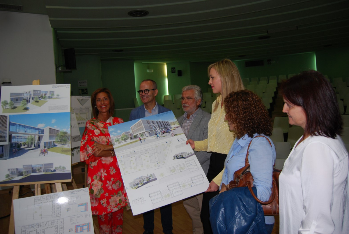 Fabiolal Garcu00eda presentando los planos del CAPD de Ourense en una foto de la Xunta de la primavera de 2018