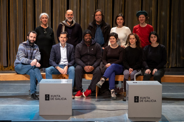 El director de la Axencia Galega das Industrias Culturais, Jacobo Sutil, en la presentación del espectáculo 'A contenda do río Miño' junto al director del Centro Dramático Galego, Fran Núñez, y el elenco de la produción.