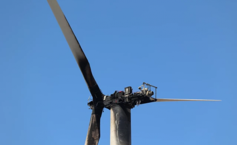 Incendio en un aerogenerador en el parque eólico de Penedo do Galo, en Viveiro