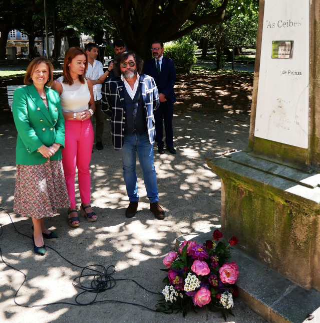 Archivo - La presidenta del Club de Prensa de Ferrol, Julia Díaz Sixto; la periodista Erika Reija; y el decano del CPXG, Francisco González Sarrià; realizan una ofrenda floral en el monumento a la libertad de prensa 'As Ceibes'.