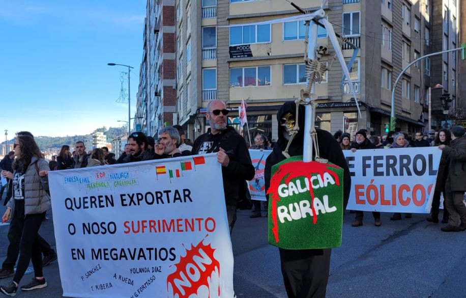 Una pasada acciu00f3n de protesta contra los parques eu00f3licos en una foto del Twitter de Panojas