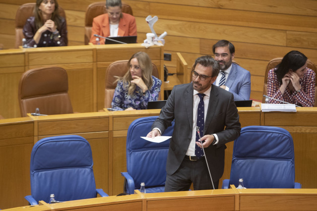 Archivo - El vicepresidente segundo y conselleiro de Presidencia, Xustiza e Deportes, Diego Calvo, responde una pregunta oral en el Pleno