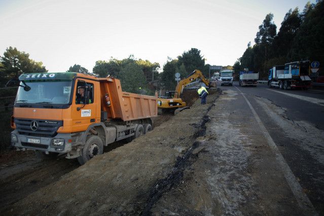 La carretera N-642, que une los municipios de A Mariña lucense con un socavón producido por las fuertes lluvias caídas en la zona en los últimos días.