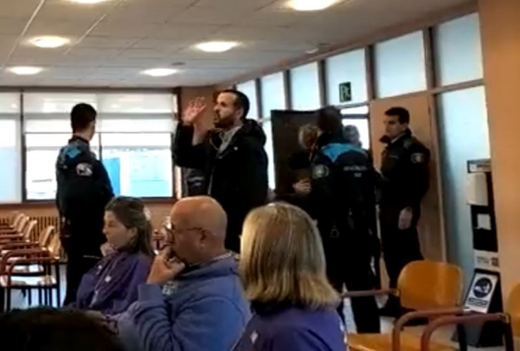 Caballero echa del pleno a los vecinos críticos con el vial de Beade que lleva más de un año sin recibir (vídeo)