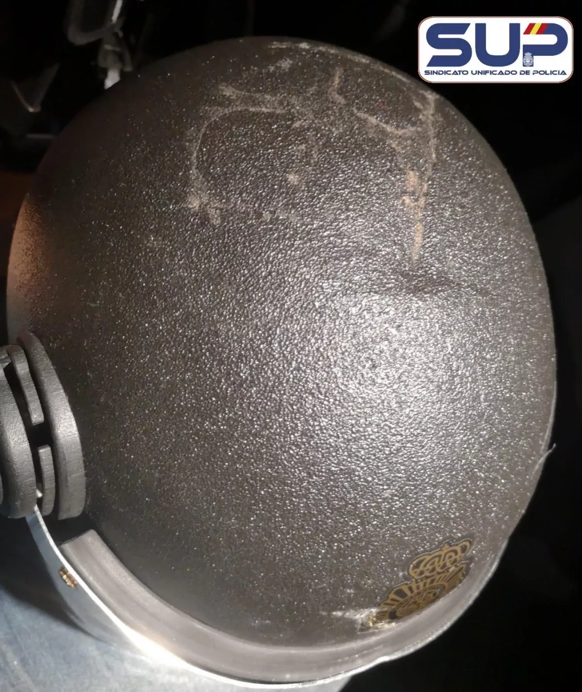 Asu00ed quedu00f3 el casco de Ivu00e1n, el antidisturbio viguu00e9s que sufriu00f3 traumatismo cranoencefu00e1lico durante los disturbios de Barcelona y que estuvo varios du00edas en la UC