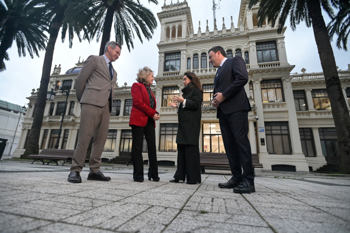 Archivo - La ministra Nadia Calviño y la alcaldesa de A Coruña, Inés Rey, ante la futura sede de la Aesia