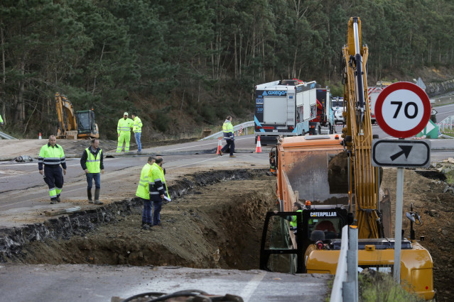 Operarios trabajan en la carretera N-642, a 21 de enero de 2023, en Lugo, Galicia (España). La carretera N-642, que une los municipios de A Mariña lucense, permanece cortada al tráfico a la altura del acceso a Burela desde Foz debido a un socavón producid