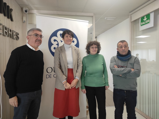 La portavoz nacional del BNG, Ana Pontón, junto a la portavoz local, Goretti Sanmartín, y representantes de la asociación Ourives de Compostela.