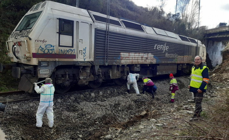 La locomotora del tren descarrilado en Lalín ya viaja a O Irixo para ser reparada