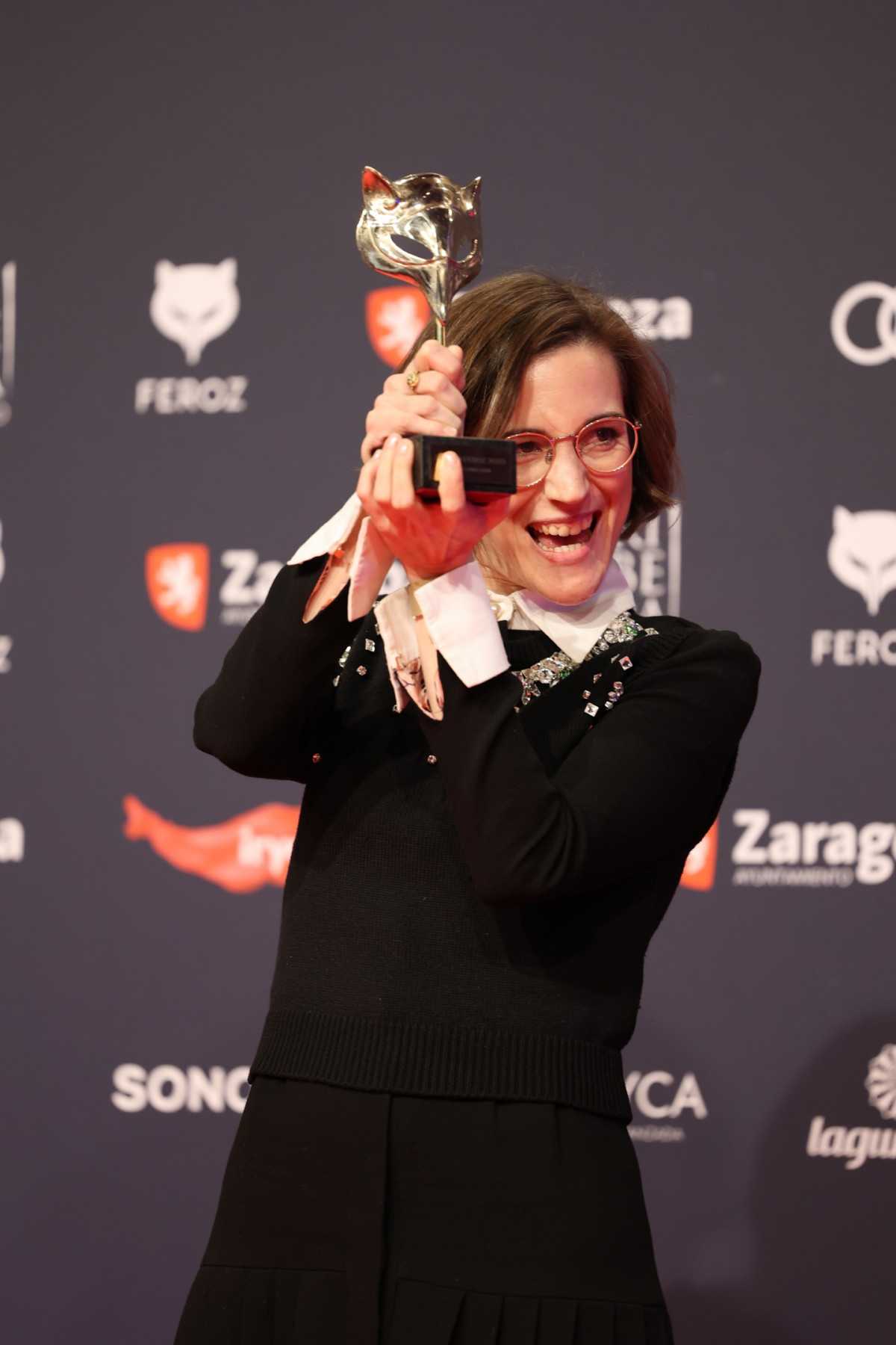 La directora de cine Carla Simón posa en el photocall tras recibir  el premio a 'Mejor dirección' por 'Alcarràs' durante la gala de la X edición de los Premios Feroz en el Auditorio de Zaragoza, a
