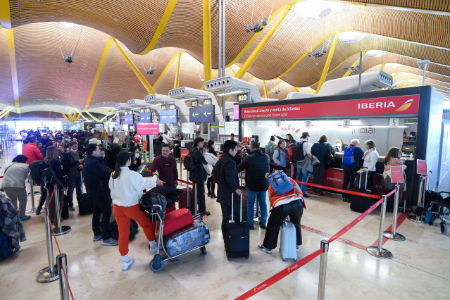 Una mujer espera para embarcar y facturar en la zona de salidasTerminal 4 del Aeropuerto Madrid-Barajas Adolfo Suárez, a 28 de enero de 2023, en Madrid.