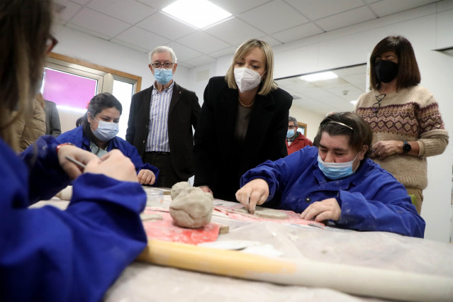 La conselleira de Política Social e Xuventude, Fabiola García, en el centro de día de atención a la discapacidad del Ayuntamiento de Valga.
