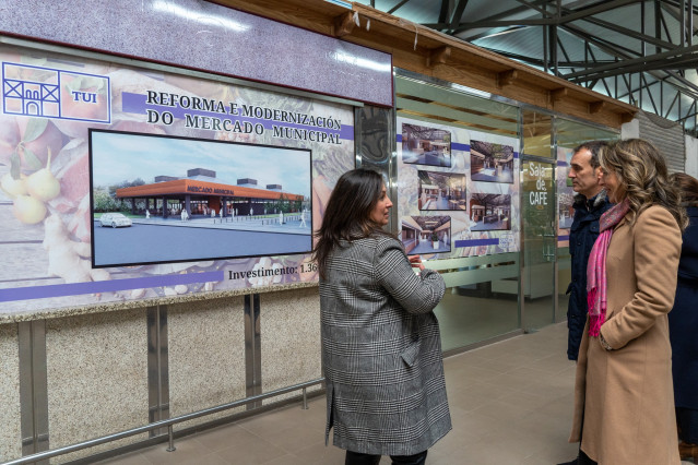 Visita de la secretaria de Estado de Comercio, Xiana Méndez, a la plaza de abastos de Tui.