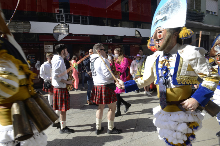 Archivo - Varias personas con el traje de cigarrón en la celebración del estreno de los Cigarrones, a 20 de febrero de 2022, en Verín, Ourense, Galicia.