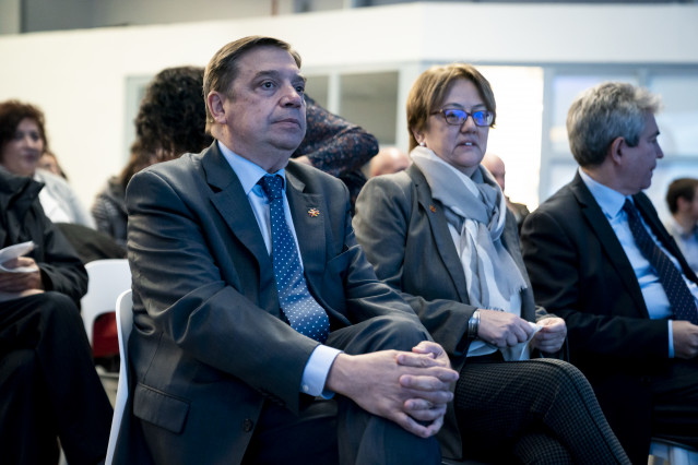 Archivo - El ministro de Agricultura, Pesca y Alimentación, Luis Planas (1i), y la secretaria general de Pesca del Ministerio de Agricultura, Pesca y Alimentación, Alicia Villauriz (2i), en la presentación de la campaña ‘Disfrutemos de un país infinito en