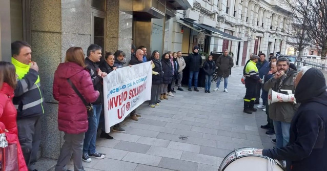 Concentración de trabajadores del servicio de la grúa y la ORA de la provincia de A Coruña en demanda de un nuevo convenio colectivo