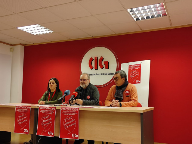 El secretario nacional de CIG-Saúde, Manuel González Moreira, junto a Lucía Peón y Xavier Alvedro, esta mañana en la sede del sindicato en Galicia.