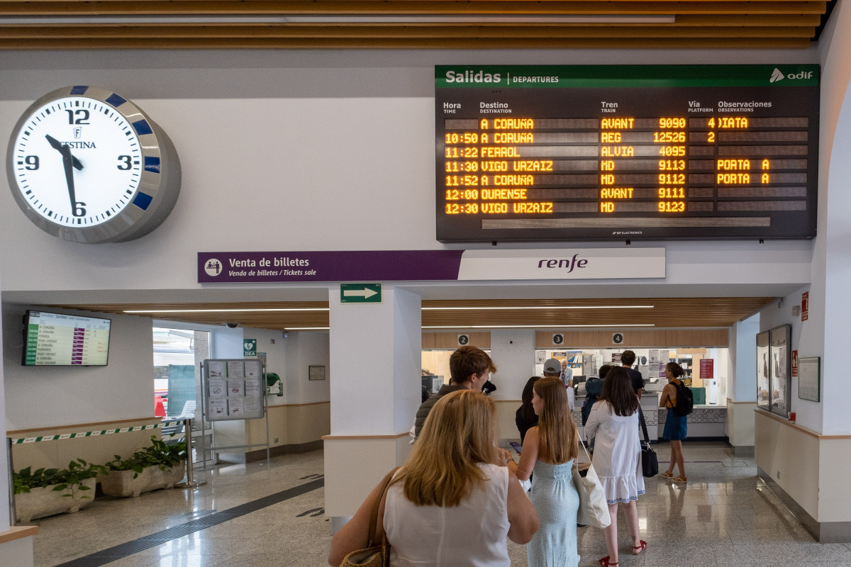 Archivo - Varias personas hacen cola para adquirir un abono gratuito en la estación de trenes, a 24  de agosto de 2022, en Santiago de Compostela, A Coruña, Galicia, (España). Los usuarios de Renfe