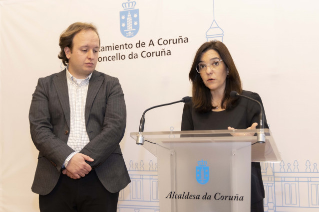 La  alcaldesa de A Coruña,  Inés Rey, y el concejal de Urbanismo, Francisco Díaz Gallego, en rueda de prensa